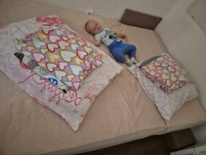 Ágyon alvó kisgyerek a nyaralás utáni első napokban