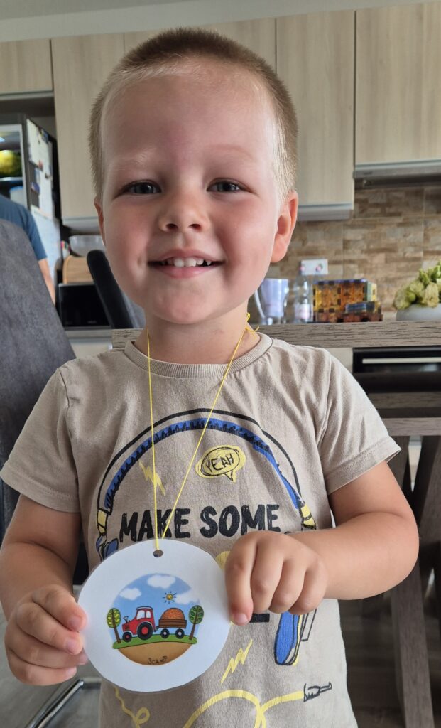 Traktor alakú óvodai jel az óvodakezdés előtt