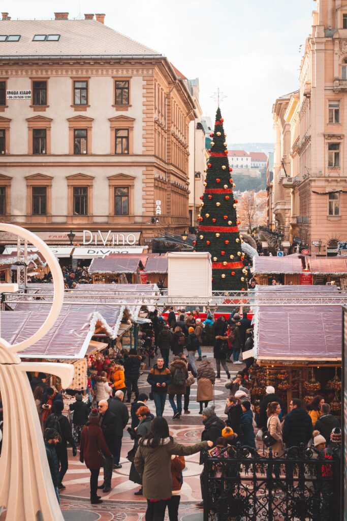 Karácsonyi vásár ünnepi fényekkel