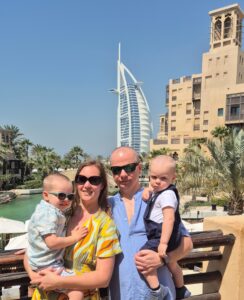 Dubai gyerekkel: család két kisgyerekkel a Burj Al Arab előtt