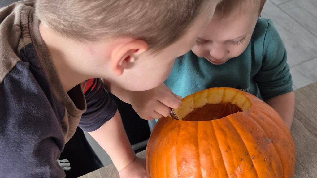 Halloween kisgyerekkel – egyszerű programok és tökfaragási ötletek
