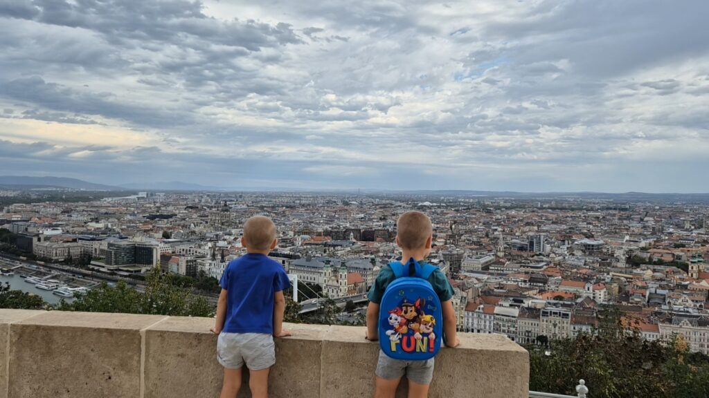 Gyerekek nézik Budapest panorámáját a Gellért-hegyről