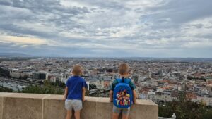 Gyerekek nézik Budapest panorámáját a Gellért-hegyről