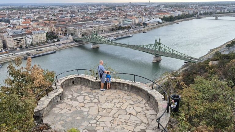 Kilátópont a Gellért-hegyen a Szabadság híddal