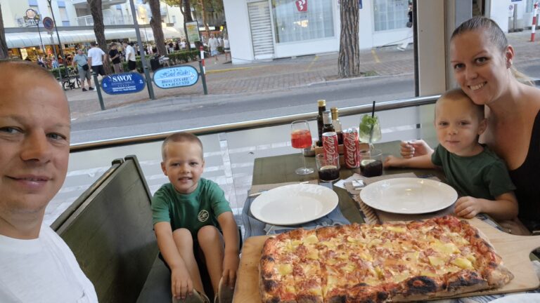 Családi vacsora egy nagyméretű pizzával Bibionéban