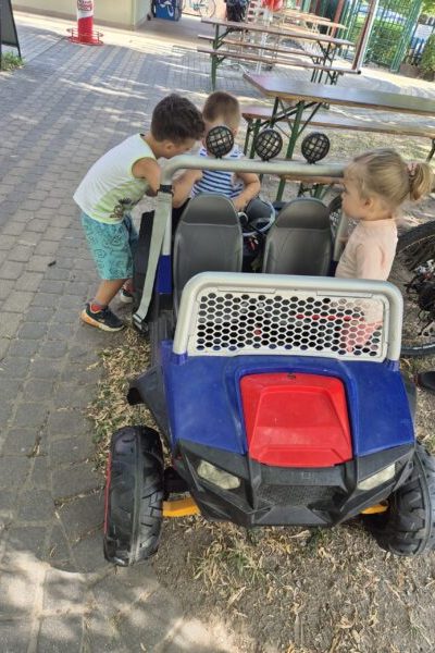 kisgyerekek játszótéren balatoni nyaraláson