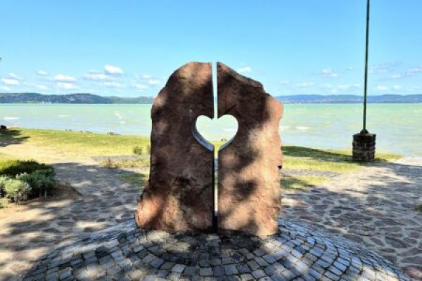 a Balaton szíve szobor Szántódon