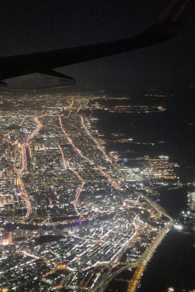 Kivilágított Dubai a repülőgép ablakából leszálláskor