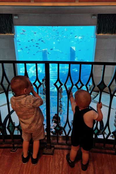 Gyerekek az Atlantis akváriumánál Dubaiban