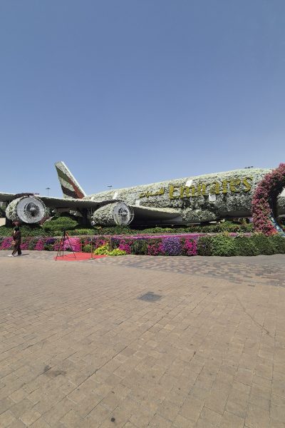 Miracle Garden Dubaiban gyerekekkel, virágból kirakott szobrok