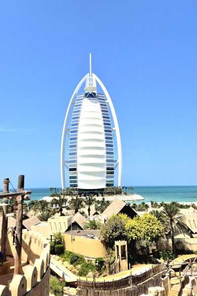 Wild Wadi Waterpark Dubaiban, háttérben a Burj Al Arab