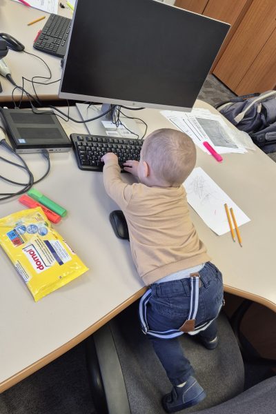 Kisbaba az íróasztalnál az irodában
