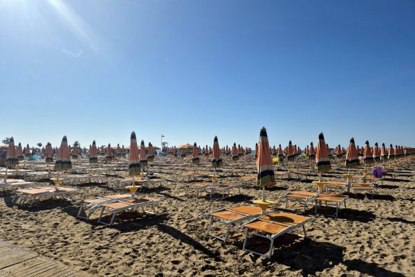 Napágyak és napernyők Bibione homokos tengerpartján