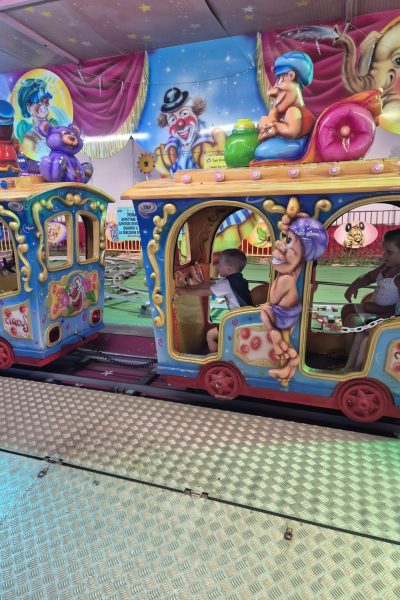 Kisgyerekek vonatoznak a bibionei Luna Park