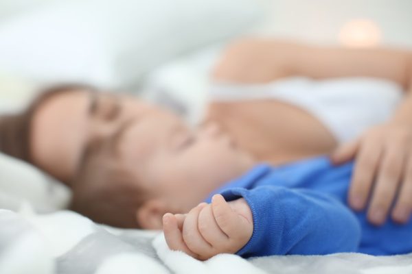 anya és gyermek – biztonság és megnyugvás éjszaka