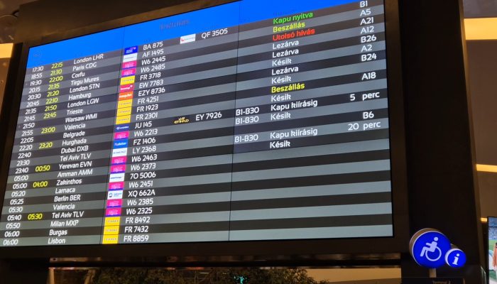 Kijelző a késő és törölt repülőjáratokról