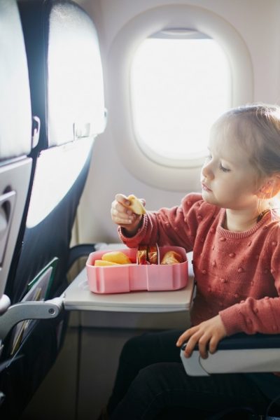 játékok és snack repüléshez gyerekkel