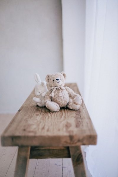 Plüss alvós állatok a bölcsődei pihenéshez