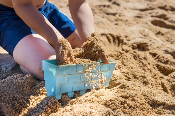 kisgyerek homokozik strandon nyáron