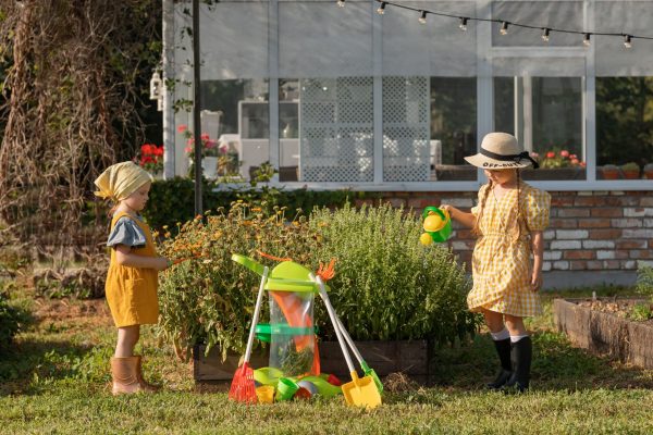 vizes játék kisgyerekkel nyáron – locsolás és kerti felfedezés