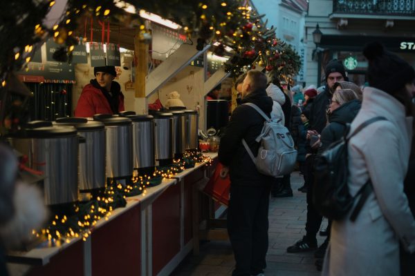 Ünnepi fényekkel díszített karácsonyi vásár