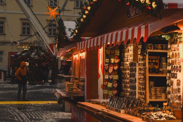 Kivilágított óriáskerék egy adventi vásárban