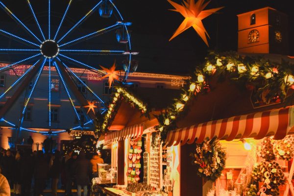 Óriáskerék és ünnepi fények egy adventi vásárban