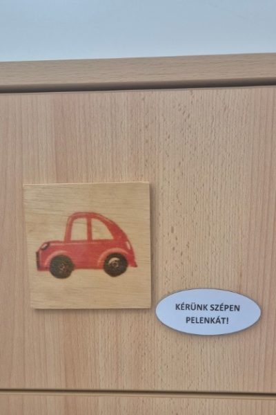Pelenkakérés jelzése a bölcsődei öltözőszekrényen